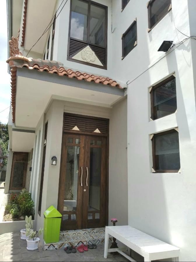 Sabi Guest House - Strategic Family -Married Couples Only- Hostel In Prawirotaman Jogjacarta Exterior foto
